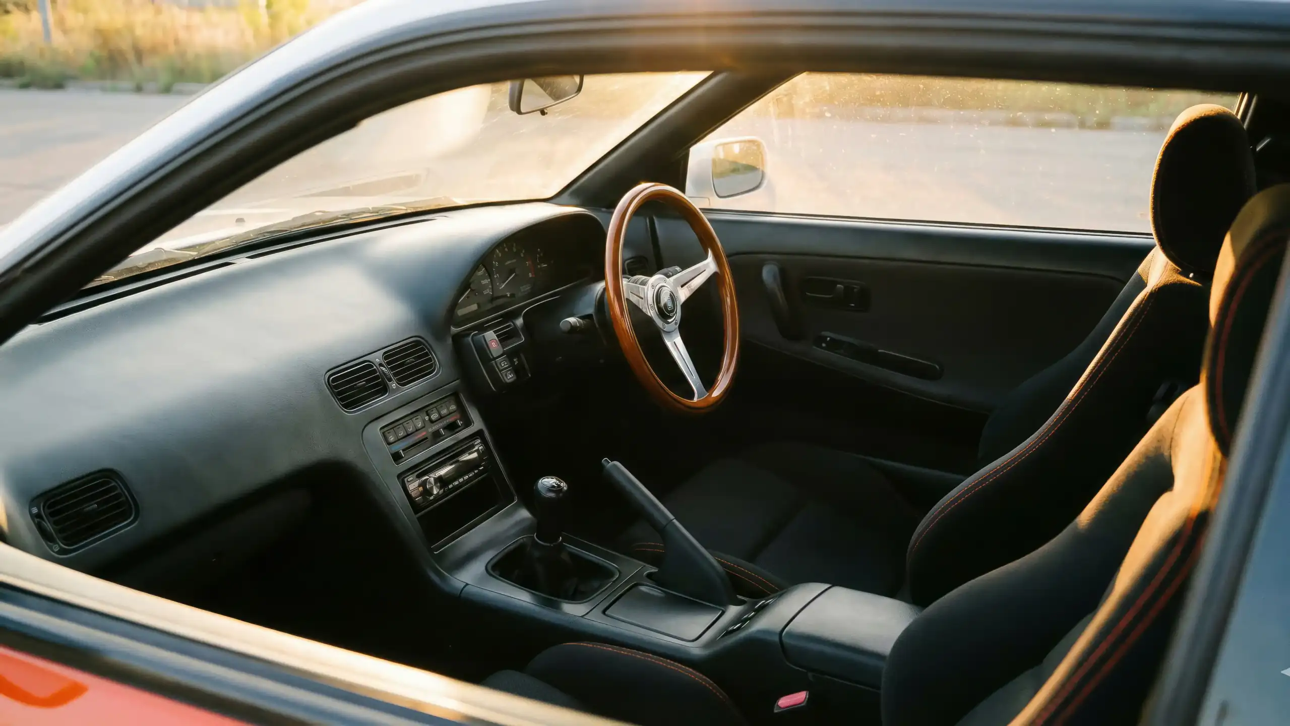 Intérieur sportif personnalisé - volant et tableau de bord